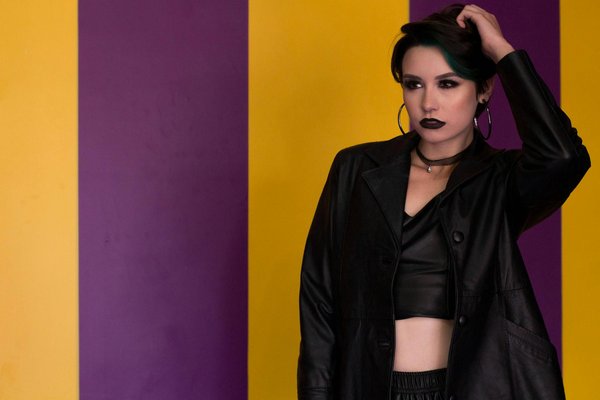 Transformez votre poncho en laine en pièce maîtresse pour une soirée d"hiver élégante !